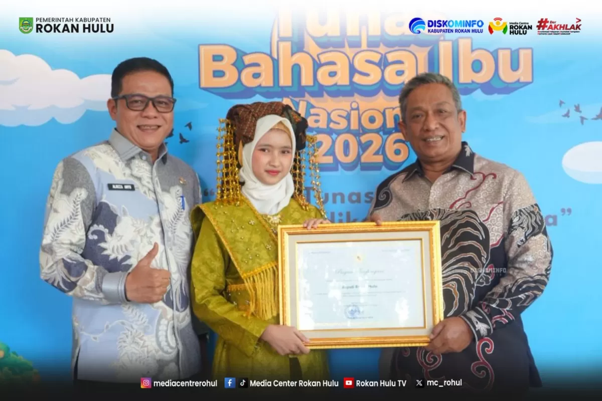 Foto Didampingi Plt Kadisdikpora, Bupati Anton Terima Penghargaan, Rokan Hulu Dinobatkan Sebagai Daerah Terbaik Revitalisasi Bahasa Daerah se-Riau (Diskominfo Rohul )