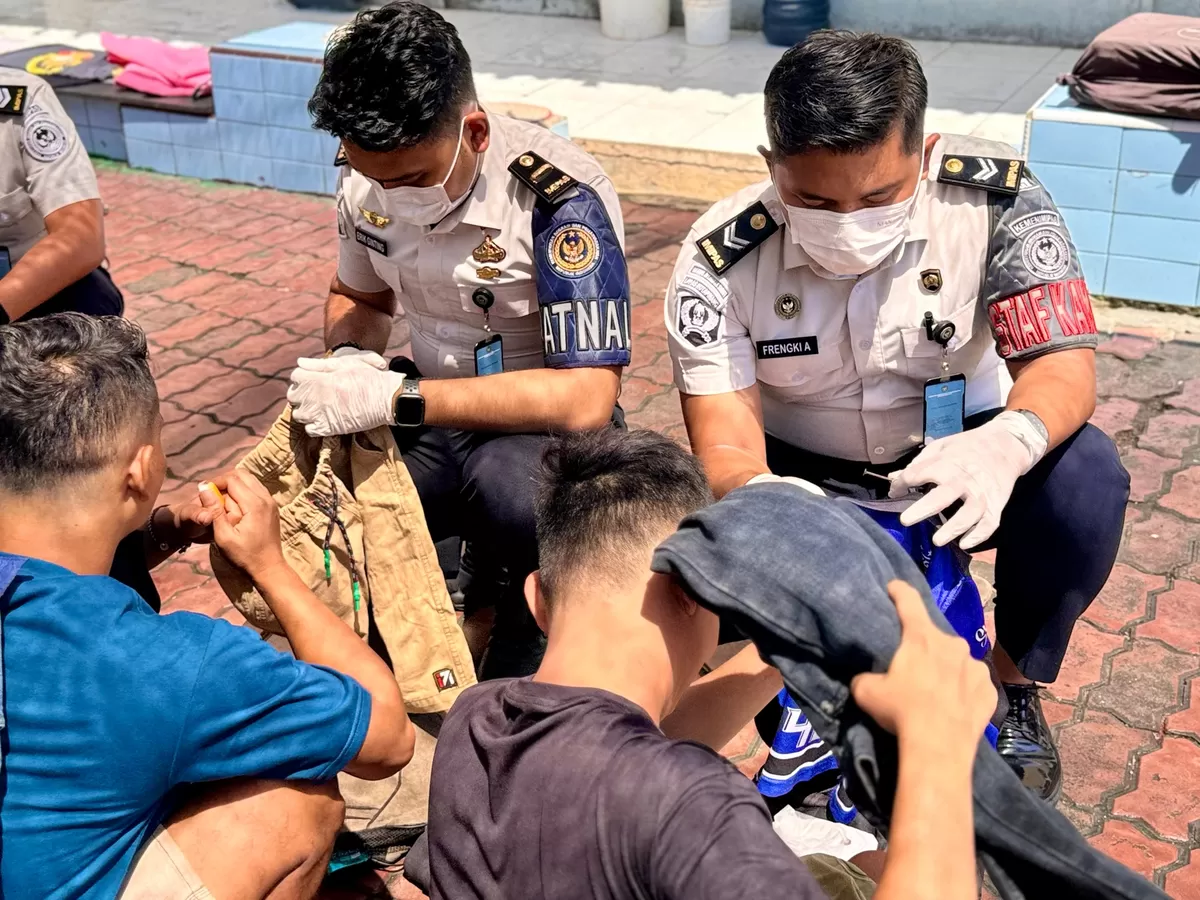 Petugas Lapas Kotapinang Saat Kegiatan Penggeledahan 