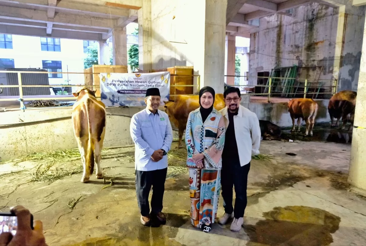 Ketua DPW Partai NasDem Jawa Timur yang juga anggota DPR RI, Lita Machfud Arifin saat menyerahkan hewan kurban. 
