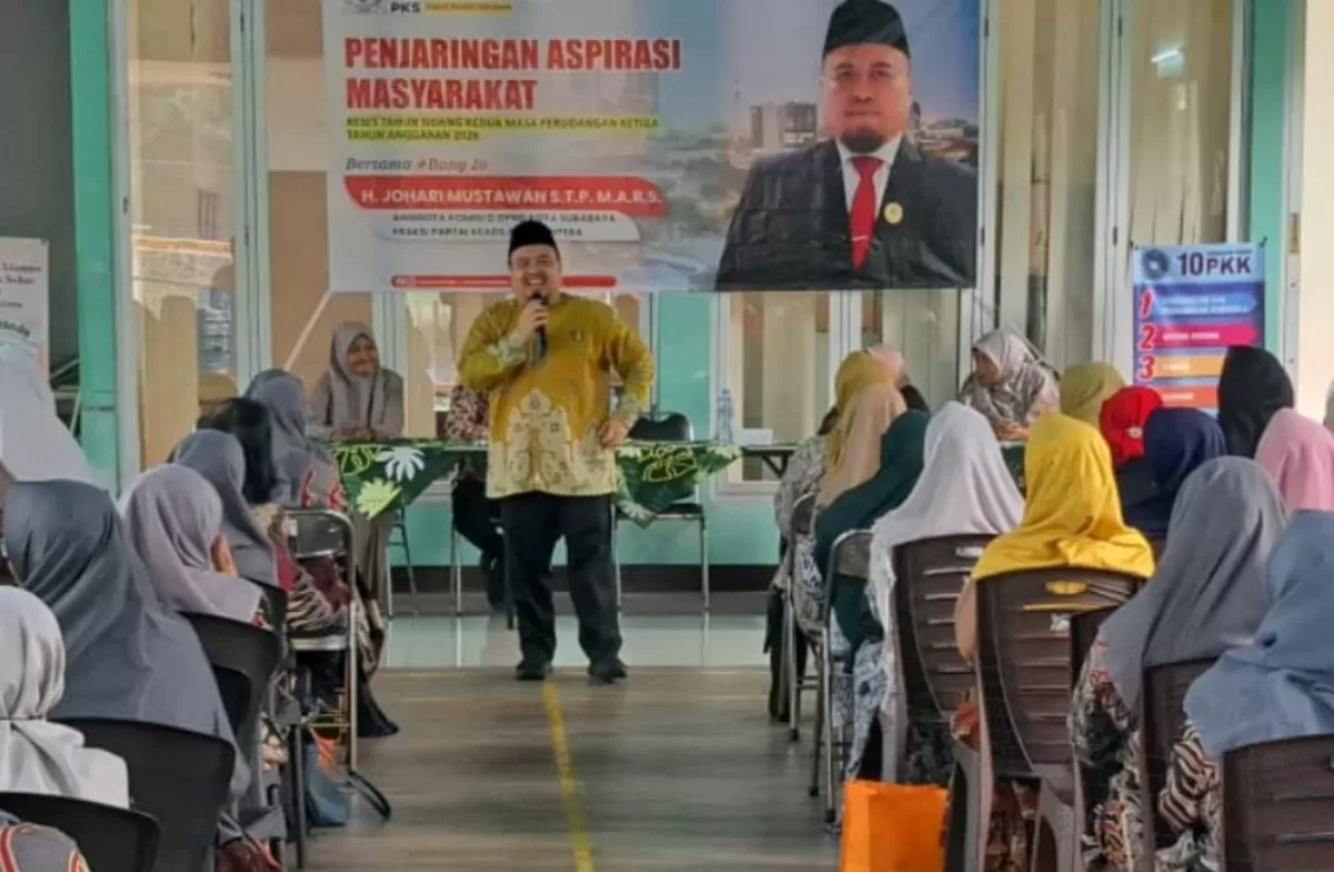 Anggota Komisi D DPRD Kota Surabaya, Johari Mustawan saat gelaran Penjaringan Aspirasi Masyarakat di Balai RW 8 Babatan Pratama, Wiyung, Senin (25/5)
