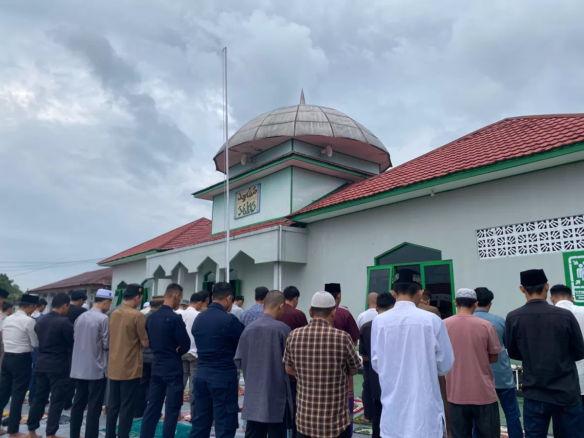 Petugas dan Warga Binaan Lapas Muara Teweh Saat Shalat Idul Adha 1447 H