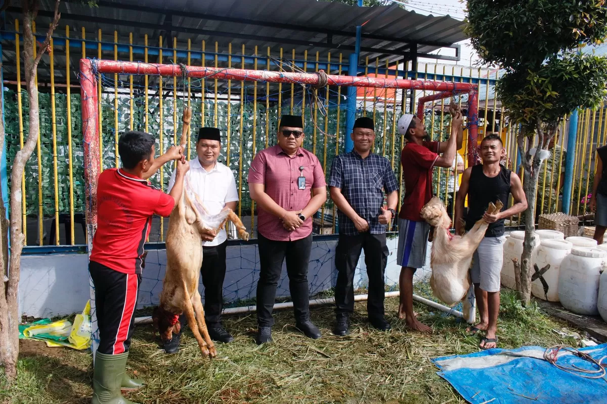 Karutan Sidikalang dan Jajaran Saat Salurkan Daging Kurban kepada Warga Binaan