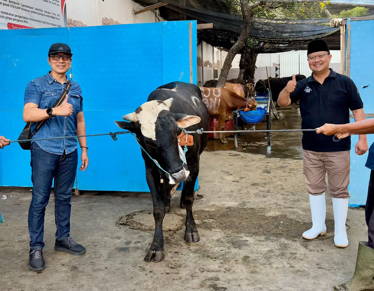 Plt Direktur Utama PAM Surya Sembada, Achmad Prihadi bersama Dirut RPH Surabaya Fajar Arianto Isnugroho