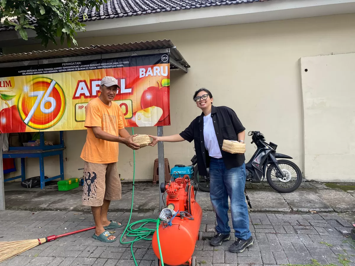 Personil Forwan Surabaya, Shinta Mirandasari saat menyalurkan hewan kurban, Kamis (28/5/2026)