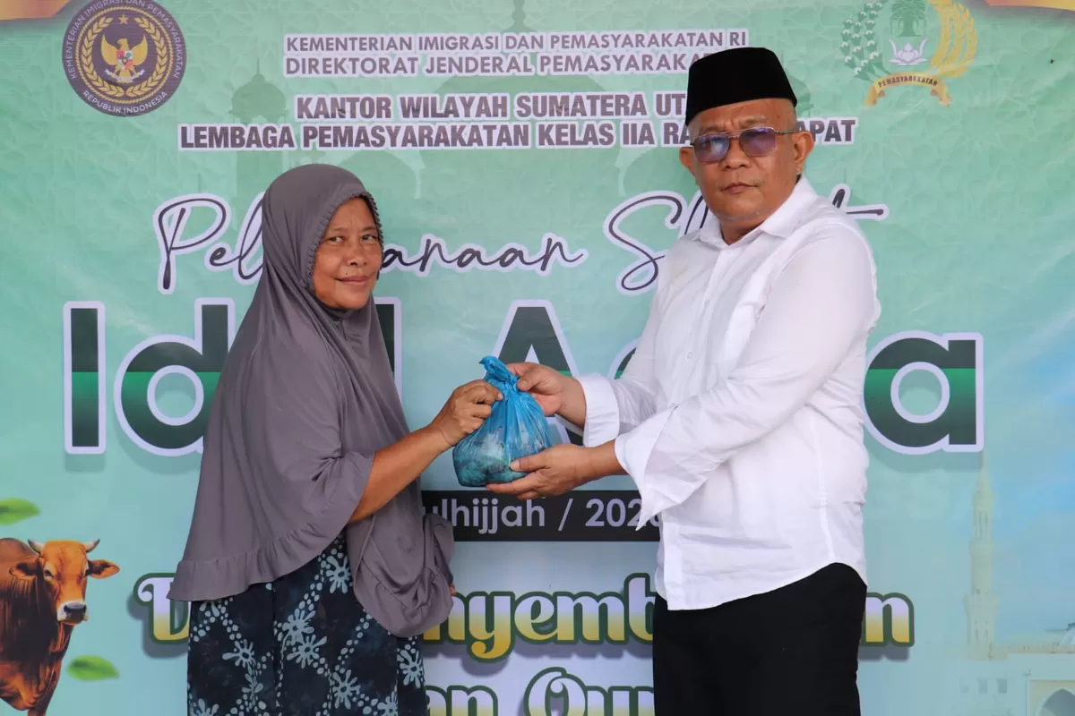 Kalapas Rantauprapat Saat Bagikan Daging Hewan Kurban