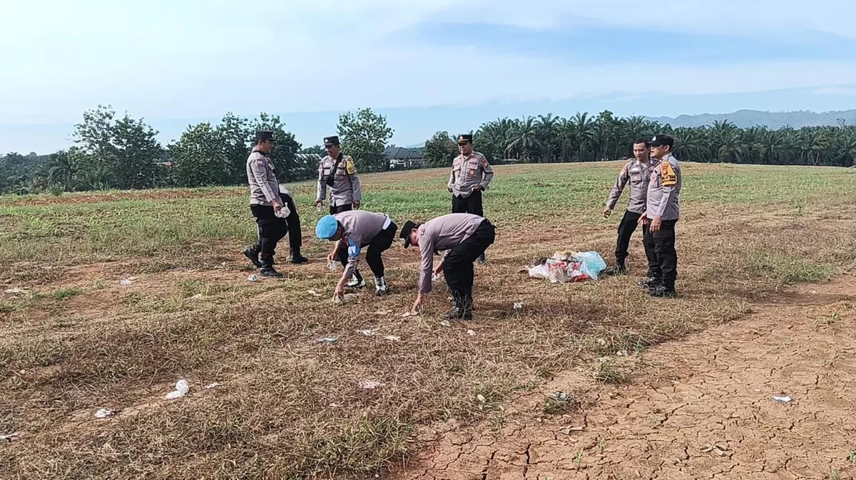 Foto Kapolsek Rambah AKP Yani Marjoni, S.H., M.HAKP Yani Marjoni, S.H., M.H dan Jajarannya Saat Cek Pertumbuhan Jagung Hibrida di Lahan KM 7 Suka Maju (NAWACITAPOST.COM)
