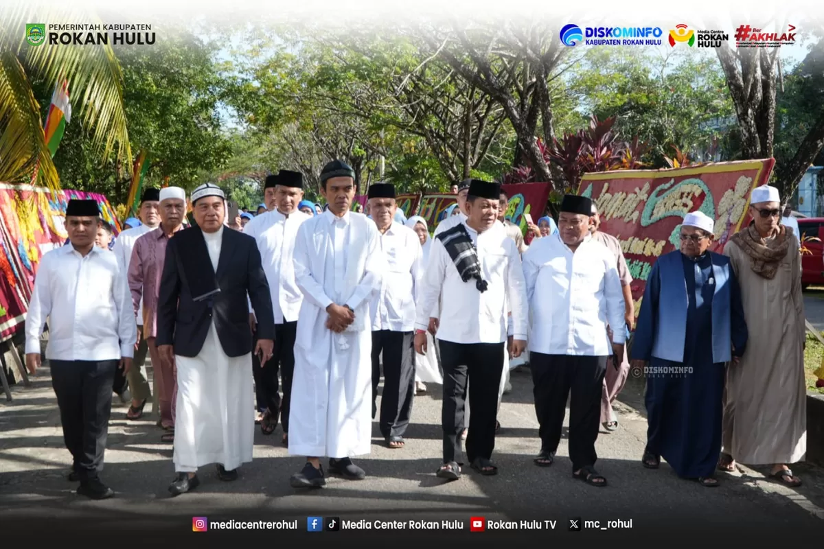 Foto Bersama Wabup Rokan Hulu Syafaruddin Poti Saat Menghadiri Haul Syekh Ibrahim Al-KhalidiHaul Syekh Ibrahim Al-Khalidi  (Diskominfo Rohul )