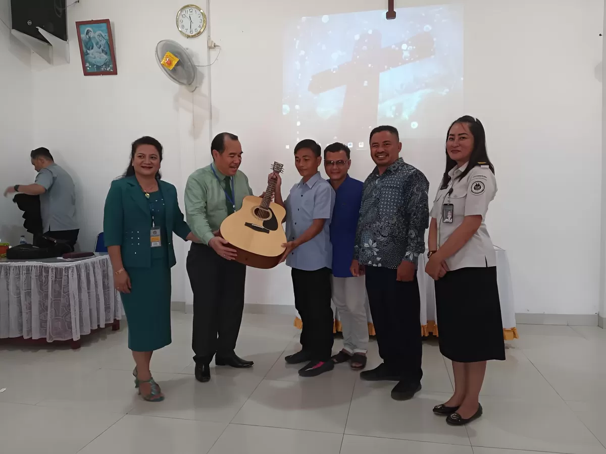 Pembina Kerohanian Lapas Gunungsitoli Saat Menerima Bantuan Gitar