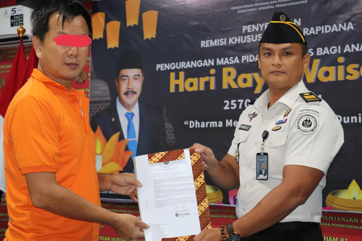 Kasubsi Registrasi Lapas Rantauprapat Bersama WBP Penerima RK Hari Raya Waisak 2570 BE