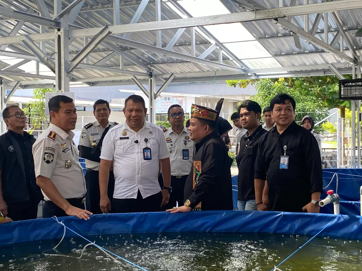 Kakanwil Ditjenpas Kalteng Bersama Anggota Komisi XIII DPR RI, Bias Layar.