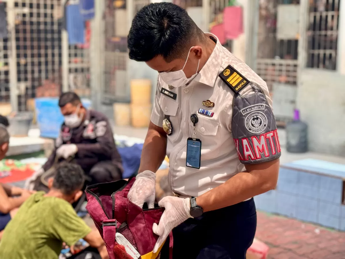 Kasubsi Kamtib Lapas Kotapinang Saat Kegiatan Razia