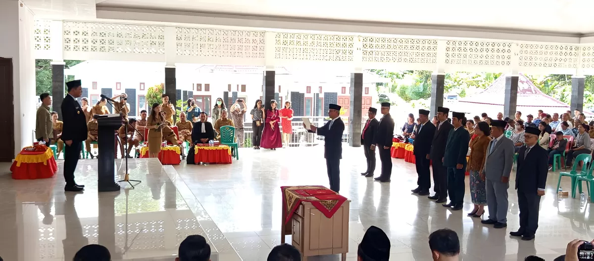 Bupati Nias Barat Saat Lantik 9 Pejabat Eselon IIb