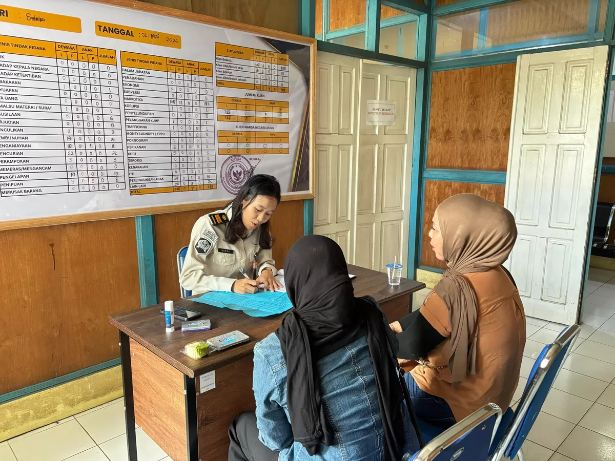 Petugas Bapas Muara Teweh Saat Penerimaan dan Registrasi Klien
