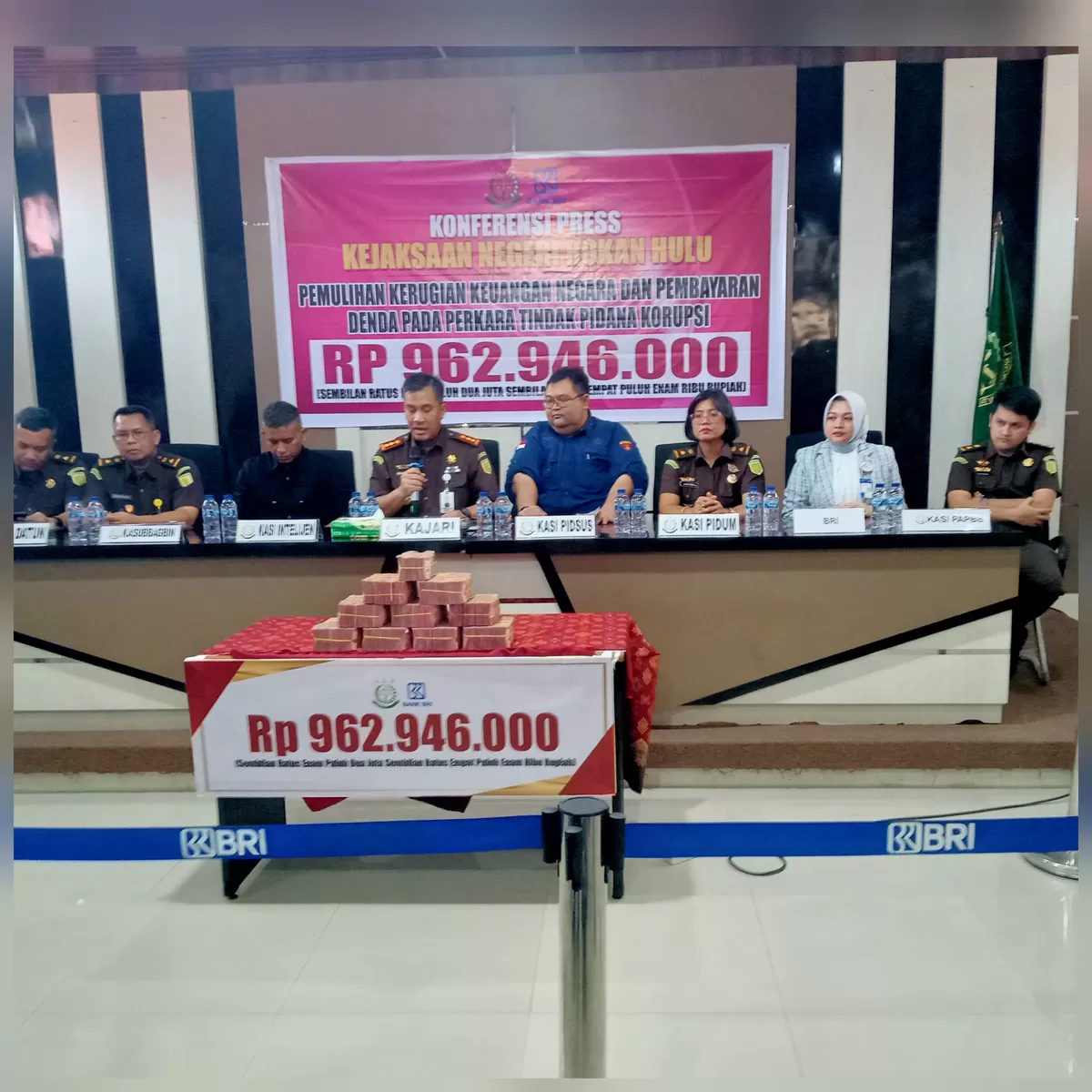 Foto Kajari Rokan Hulu dan Jajarannya Konferensi Pers Berhasil Sita Aset dan Pulihkan Kerugian Negara Dari Korupsi Dana BOS SMA Negeri 1 Ujungbatu  (NAWACITAPOST.COM)