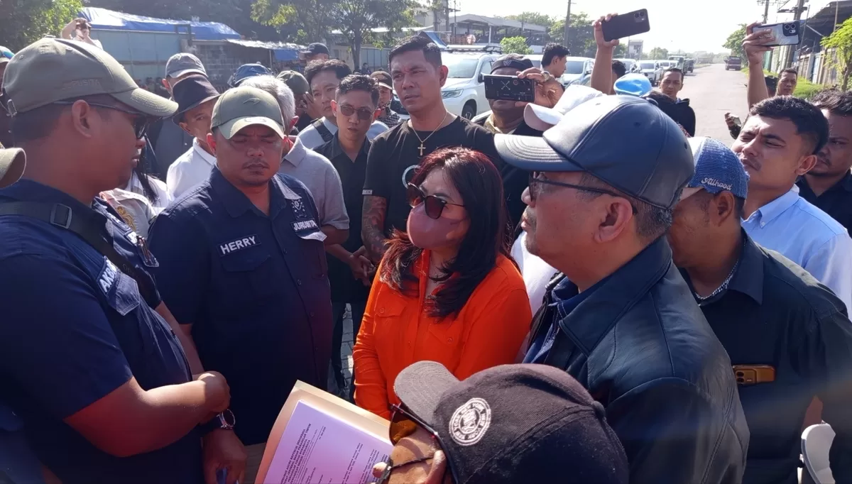 Termohon Lisa Anggraeni bersama kuasa hukumnya, Dr. Yafeti Waruwu saat berdebat dalam eksekusi Gudang di Suriah mulia Margomulyo, Kamis (4/6/2026) 
