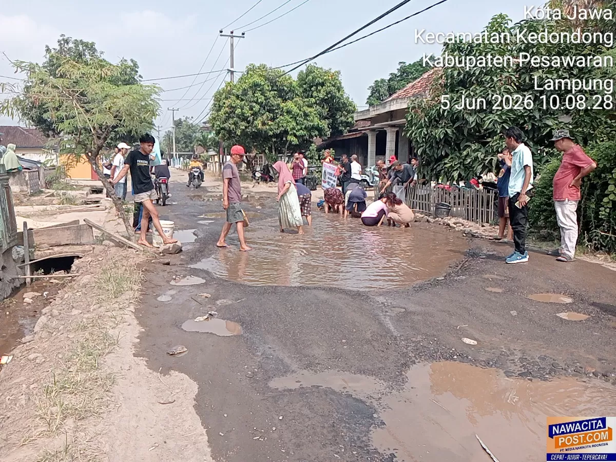 Masyarakat Kota Jawa, Kecamatan Kedondong, Pesawaran, Lampung, ketika melakukan aksi protes di jalan  (AMRULLOH Nawacita)