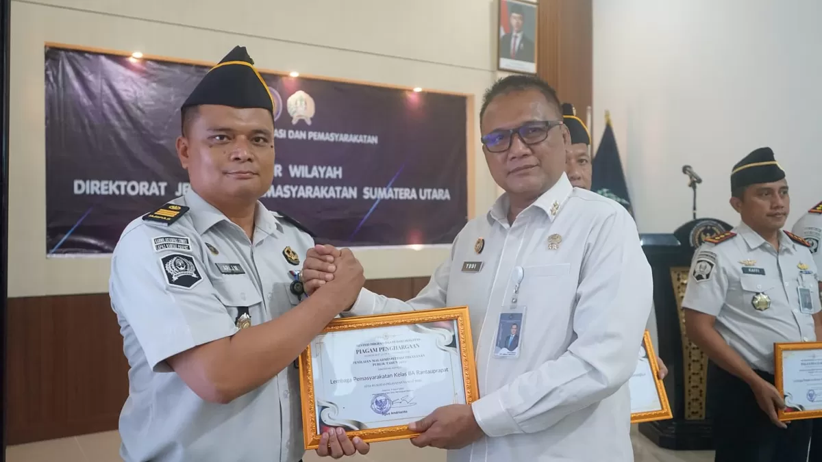 Kaur Umum Lapas Rantauprapat Saat Terima Penghargaan dari Kakanwil Ditjenpas Sumut