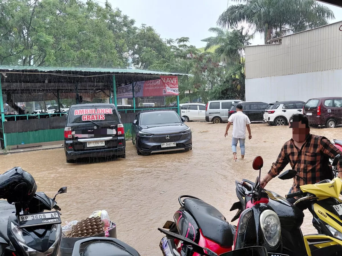 Situasi saat hujan di Jalan Raya Sungai Panas, Kelurahan Kampung Pelita, Kecamatan Lubuk Baja, Batam, Kepulauan Riau (Bazo Nawacita)