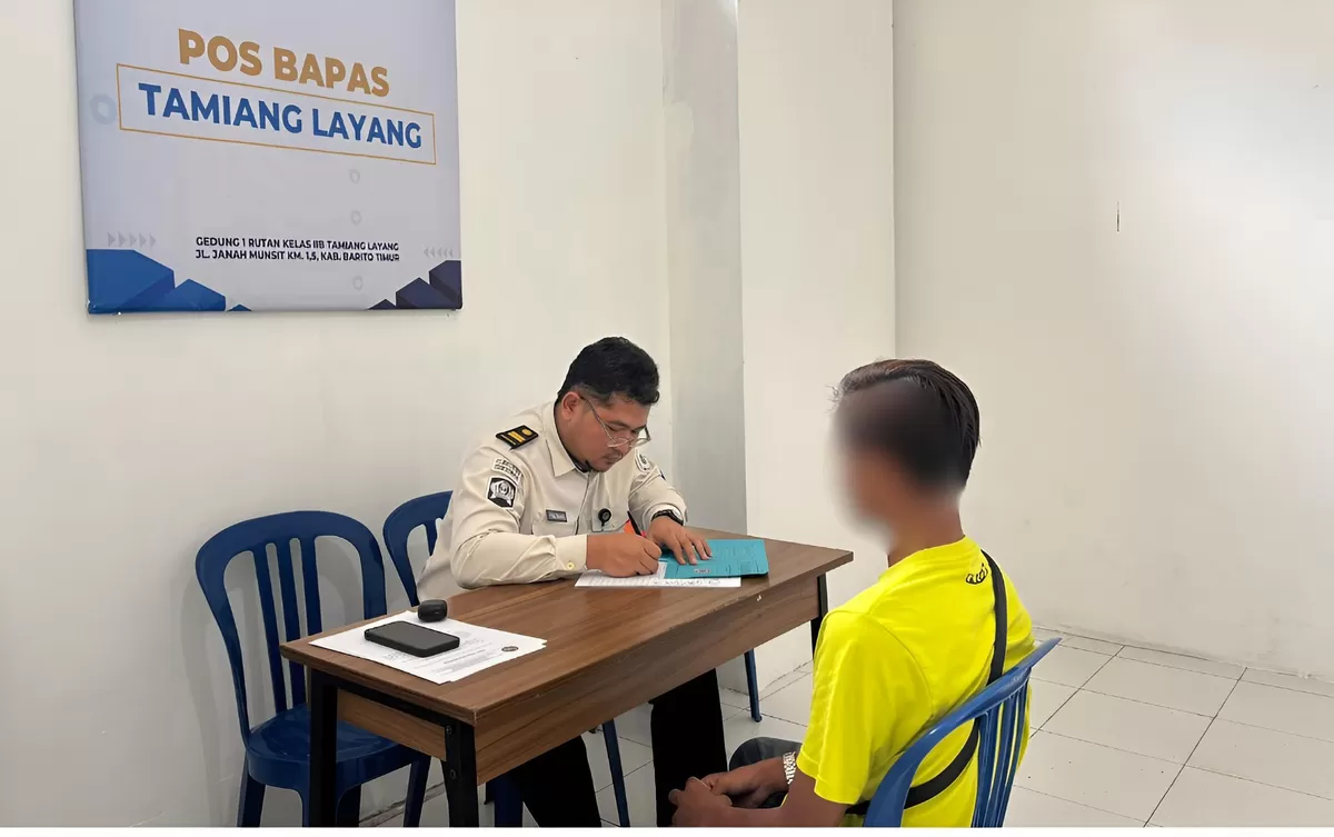 Petugas Bapas Muara Teweh Saat Kegiatan Layanan di Pos Bapas