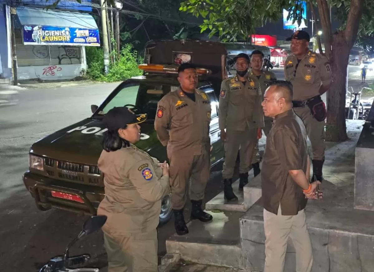 Ketua Komisi A DPRD Surabaya, Yona Bagus Widyatmoko saat sidak malam bersama Satpol PP Surabaya.