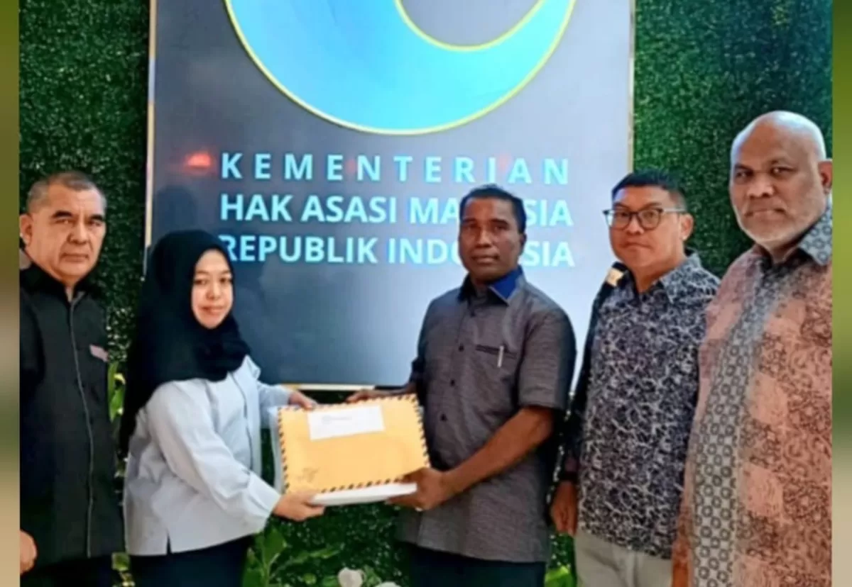 Zainal Lewaimang bersama perwakilan Forum Pemuda NTT menyerahkan berkas aduan warga Tengki Seribu kepada Kementerian HAM RI di Jakarta (Bazo Nawacita)