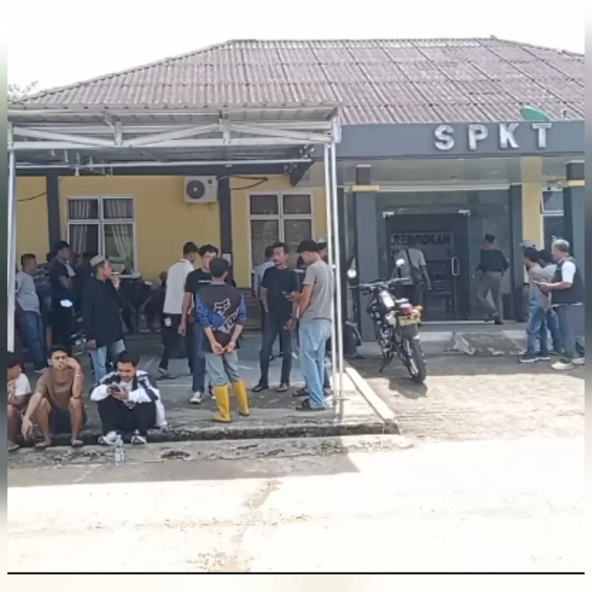 Foto Masyarakat Desa Suka Maju Beri Dukungan Moral Kepada Korban Pencurian Sawit, di Periksa Dugaan Penganiayaan, Diminta  Polres Rohul Tangkap Dan Umumkan DPO (NAWACITAPOST.COM)
