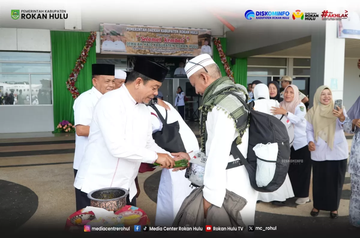 Foto:Didampingi Pj. Sekda, Wakil Bupati Syafaruddin Poti Sambut Kepulangan Jemaah Haji Rohul di Bandara Tuanku Tambusai Pasir Pengaraian  (Diskominfo Rohul )