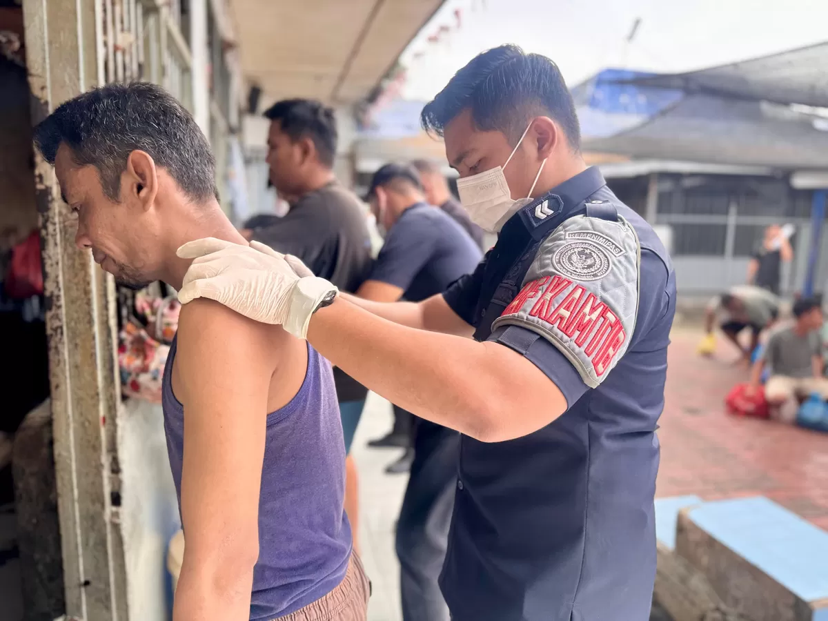 Petugas Lapas Kotapinang Saat Kegiatan Penggeledahan
