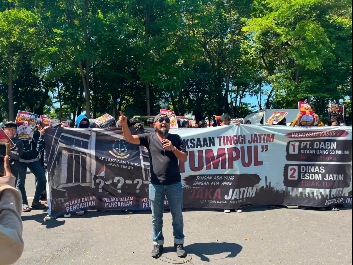 Aksi Jaka Jatim di depan kantor Kejaksaan Tinggi Jatim, Kamis (11/6/2026) 