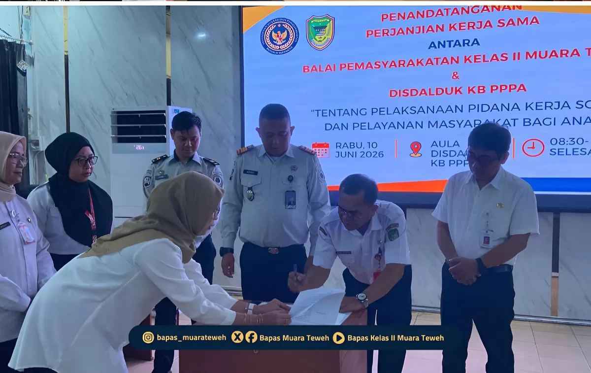Kabapas Muara Teweh Saat Penandatanganan PKS dengan Disdalduk KB PPPA Kabupaten Barito Utara