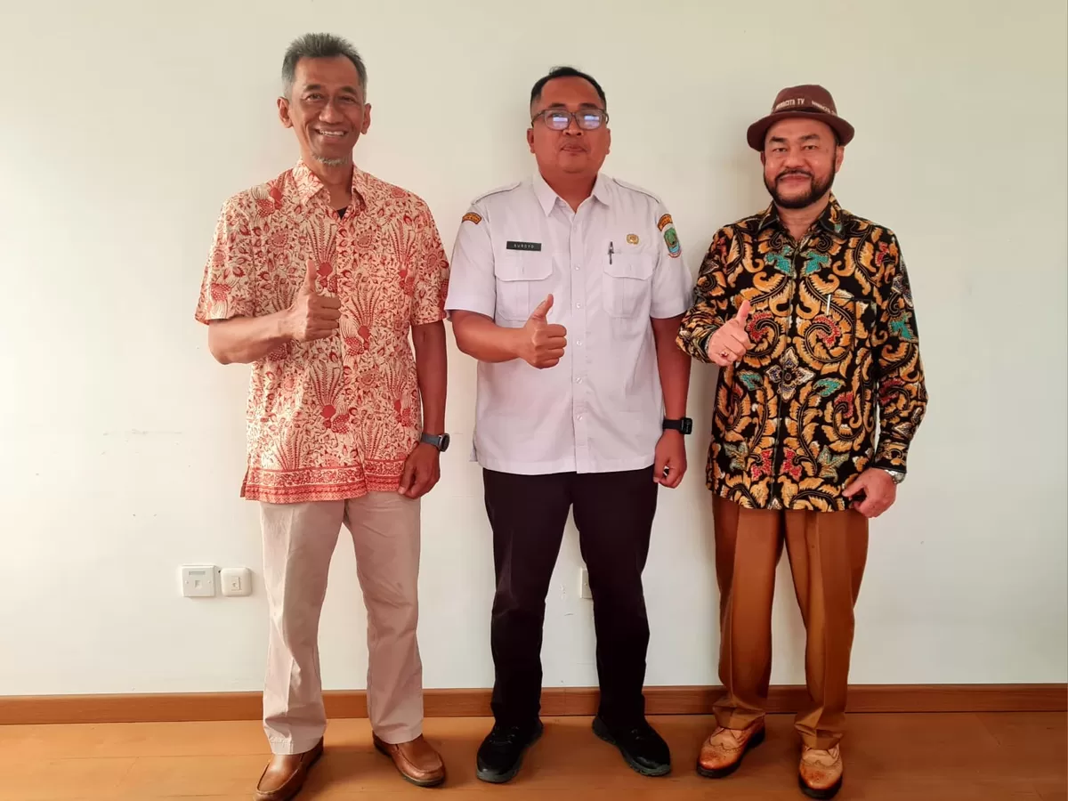 Dari kiri: Pras Perwakilan warga RW 24 Kayuringin Jaya, Suroyo Kepala UPTD Pematusan dan Pemeliharaan Bangunan Air DBMSDA, dan Faigiziduhu Ndruru Perwakilan Warga RW 24 Kayuringin Jaya  (Sakera Nawacita)