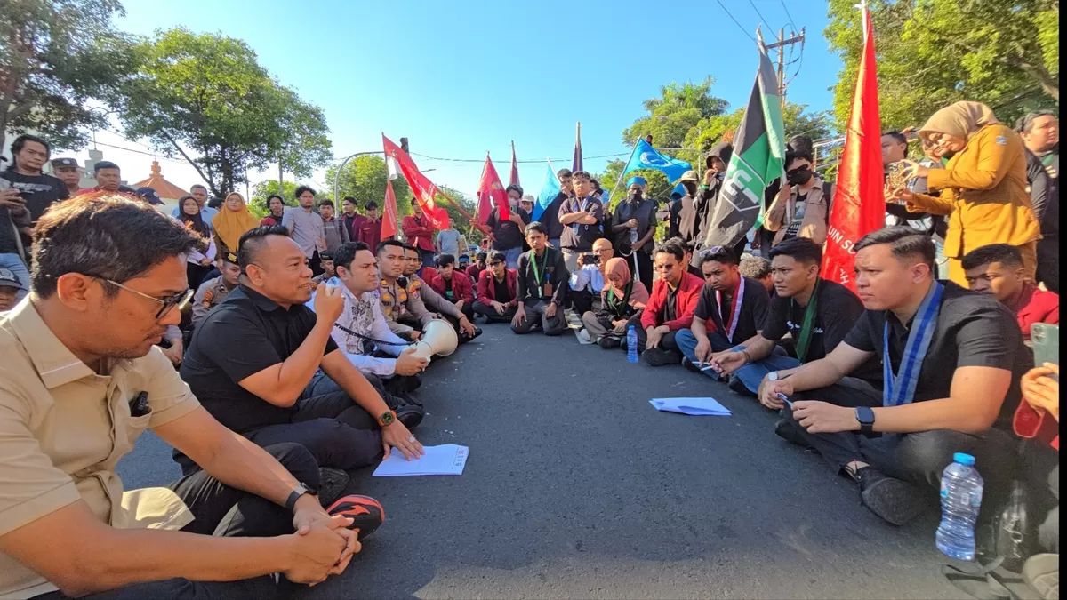 Pimpinan DPRD Surabaya bersama jajaran Komisi A menemui Mahasiswa peserta aksi Demo, Senin (15/6/2026) 