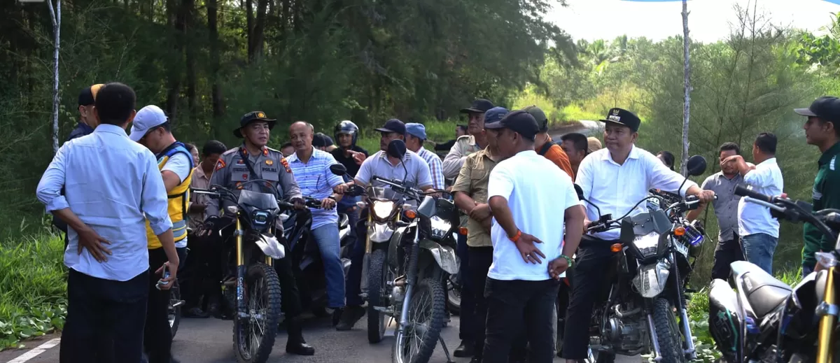 Bupati Nias Barat dan Jajaran Saat Tinjau Kondisi Ruas Jalan di Desa Hilisoromi