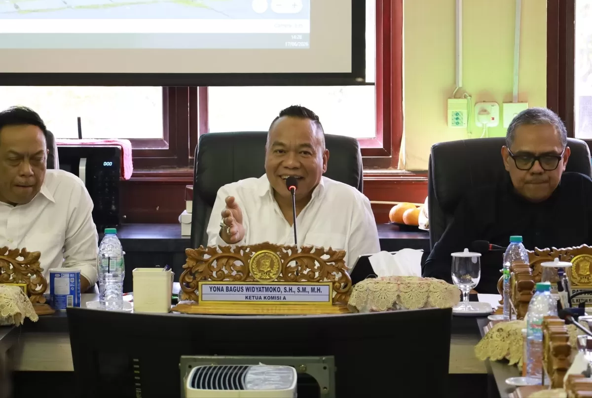 (Ki-ka) Anas Karno Sekretaris Komisi A, Yona Bagus Widyatmoko Ketua, Rio Pattiselanno Wakil Ketua 