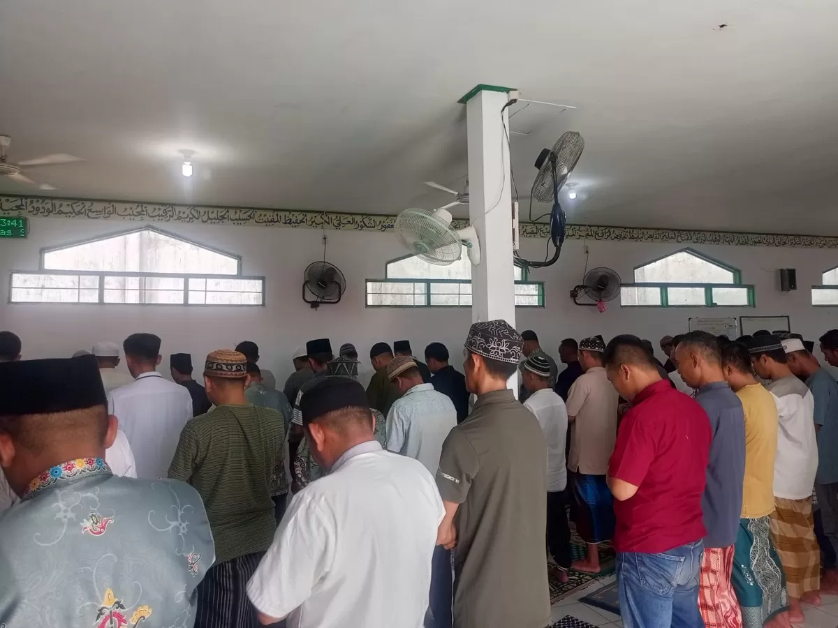 Petugas dan Warga Lapas Muara Teweh Saat Sholat Jumat Berjamaah