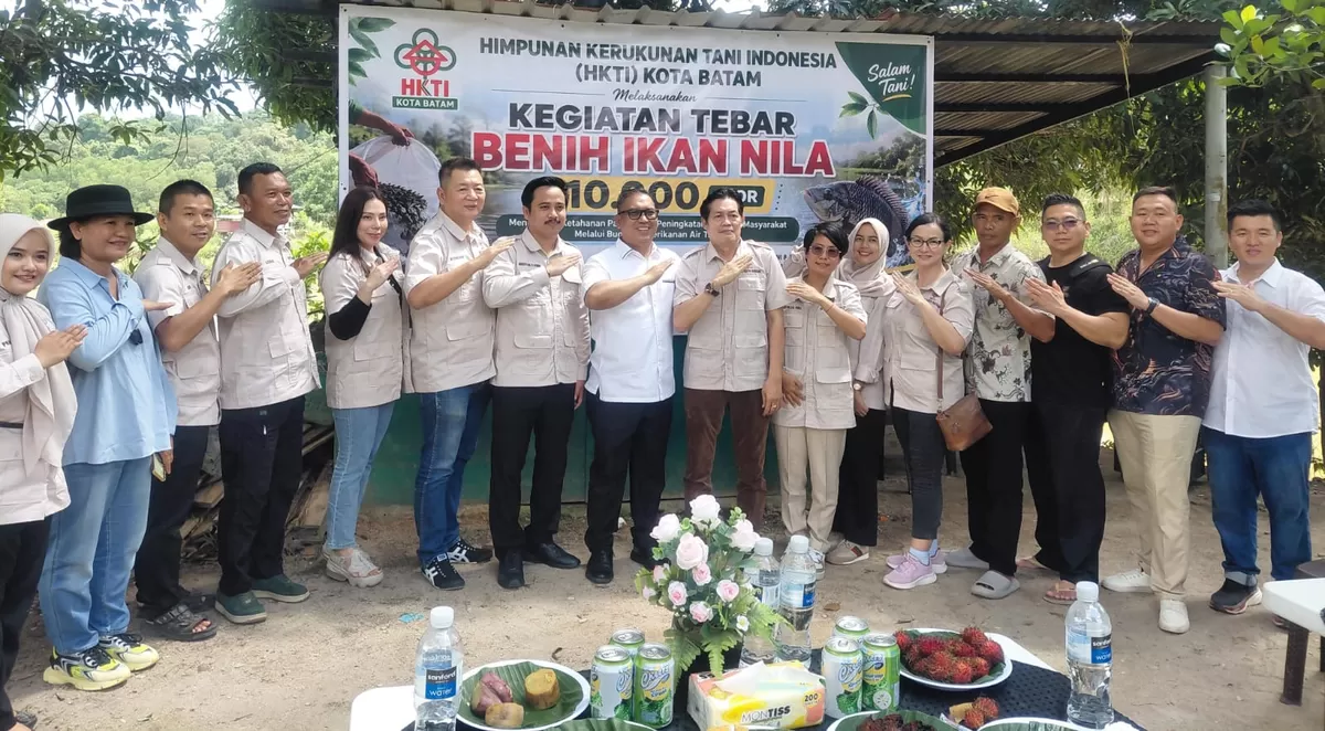 Sesi foto bersama HKTI setelah melakukan Kegiatan Tebar Benih Ikan Nila  (Bazo Nawacita)