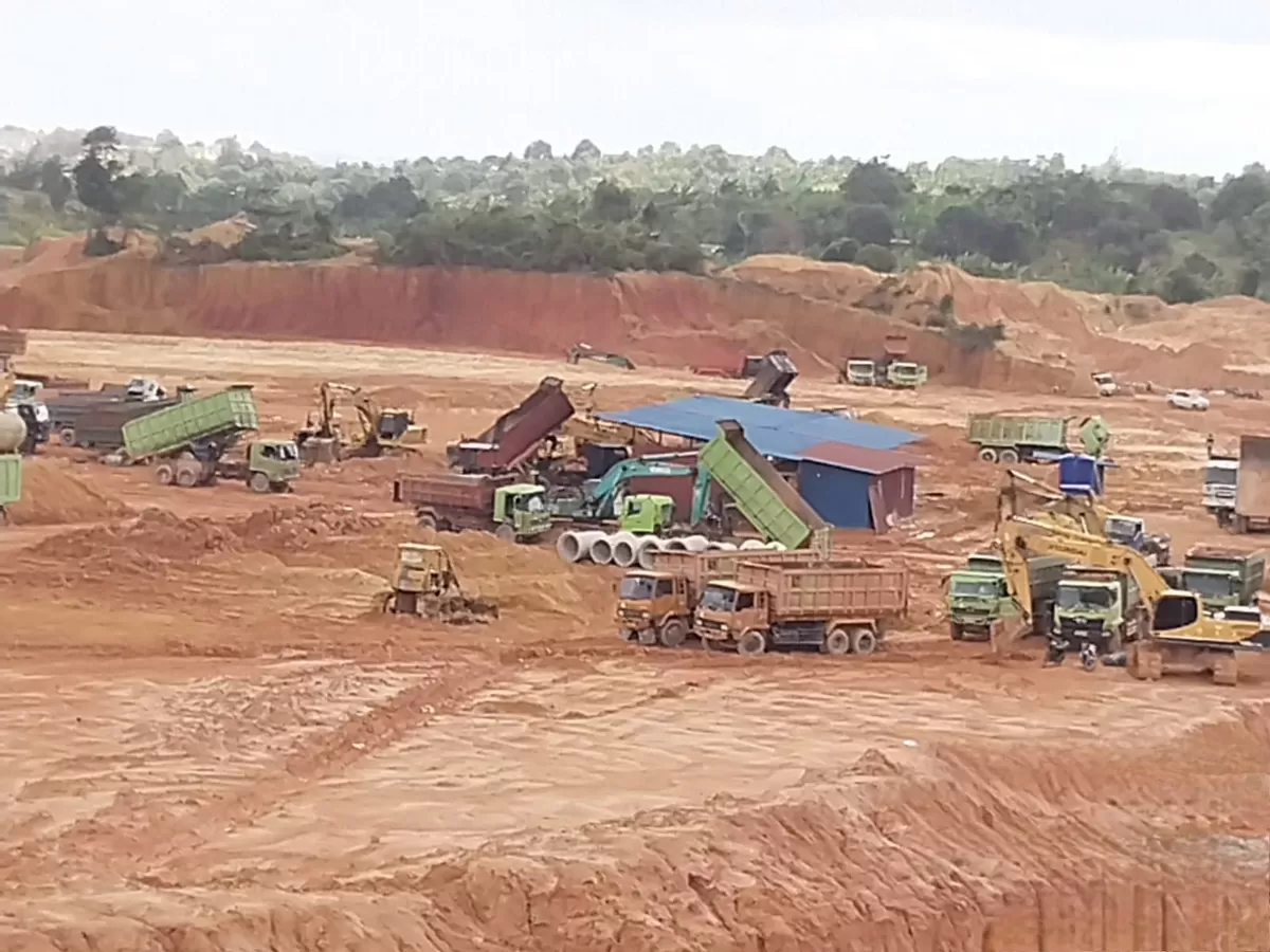 Sejumlah ekskavator dan dump truck dikerahkan dalam proyek cut and fill untuk meratakan kawasan berbukit (Bazo Nawacita)