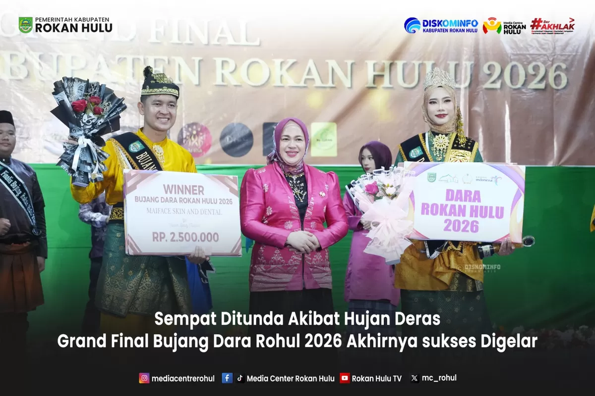 Foto Penyerahan Hadiah Pada Grand Final Bujang Dara Kabupaten Rokan Hulu Tahun 2026, Bersama Ketua TP KK dr. Yeni Dwi Putri Anton Ditaja Dinas Pariwisata Dan Kebudayaan  (Diskominfo Rohul )