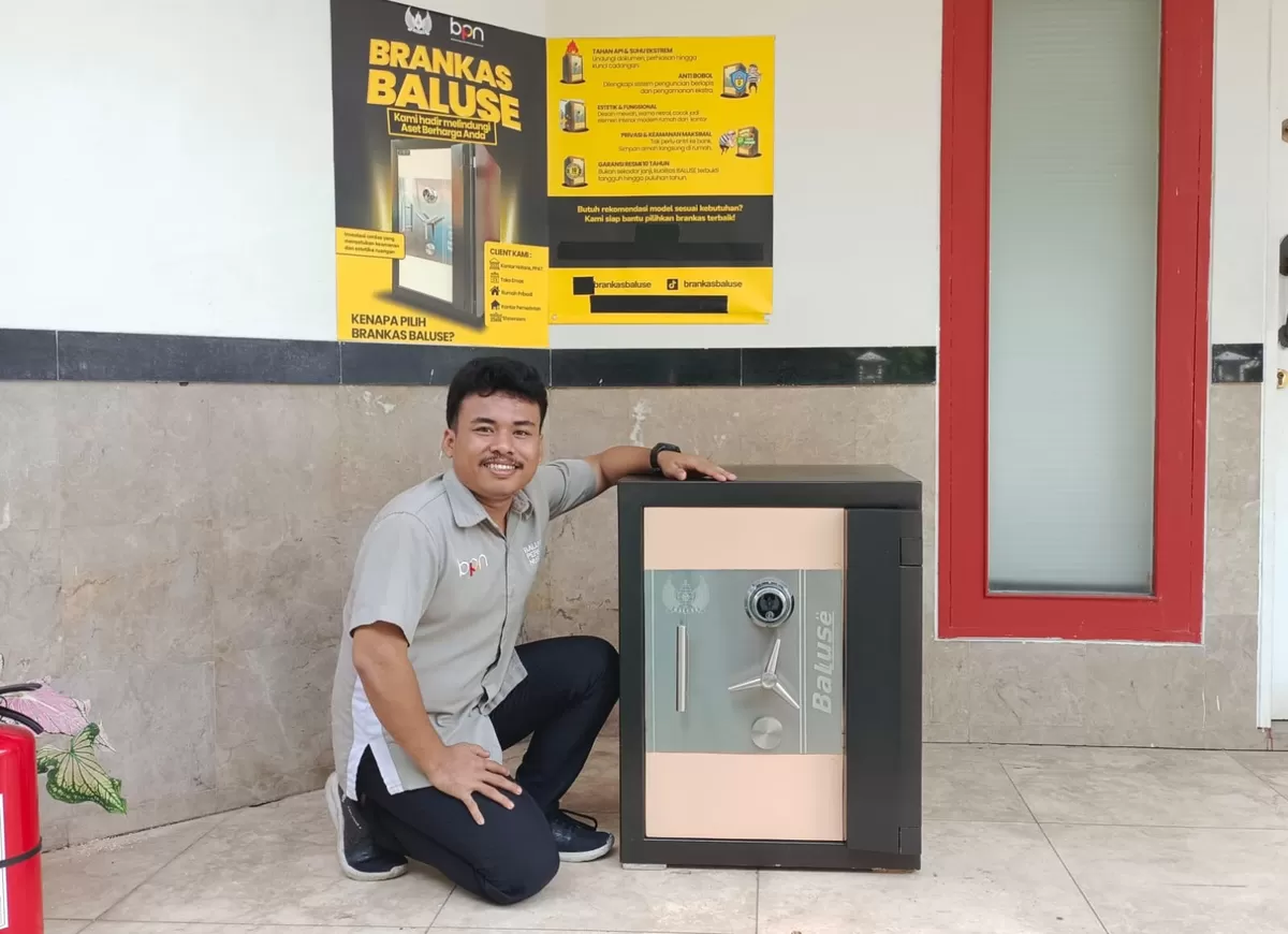 Eva Saefullah marketing PT Baluse Perkasa Nusantara saat menunjukkan salah satu sampling brankas Baluse  (Istimewa)