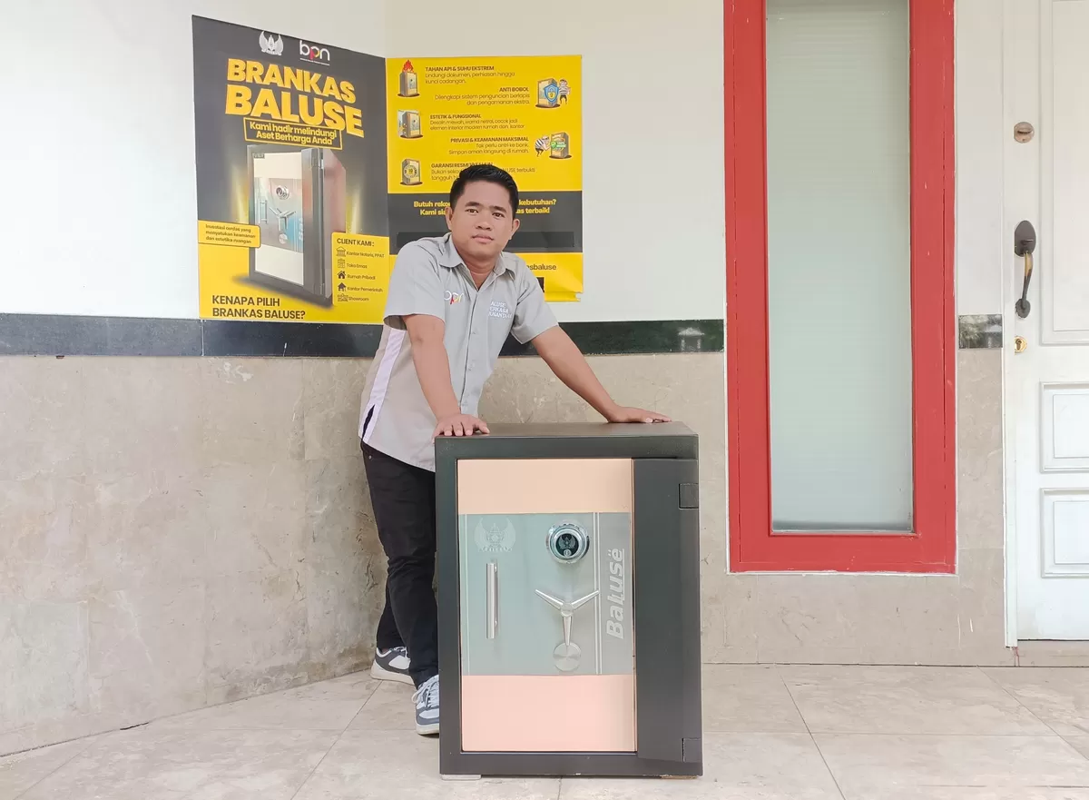 Sempitan Rius marketing PT Baluse Perkasa Nusantara, saat menunjukkan salah satu Brankas Baluse  (Istimewa)