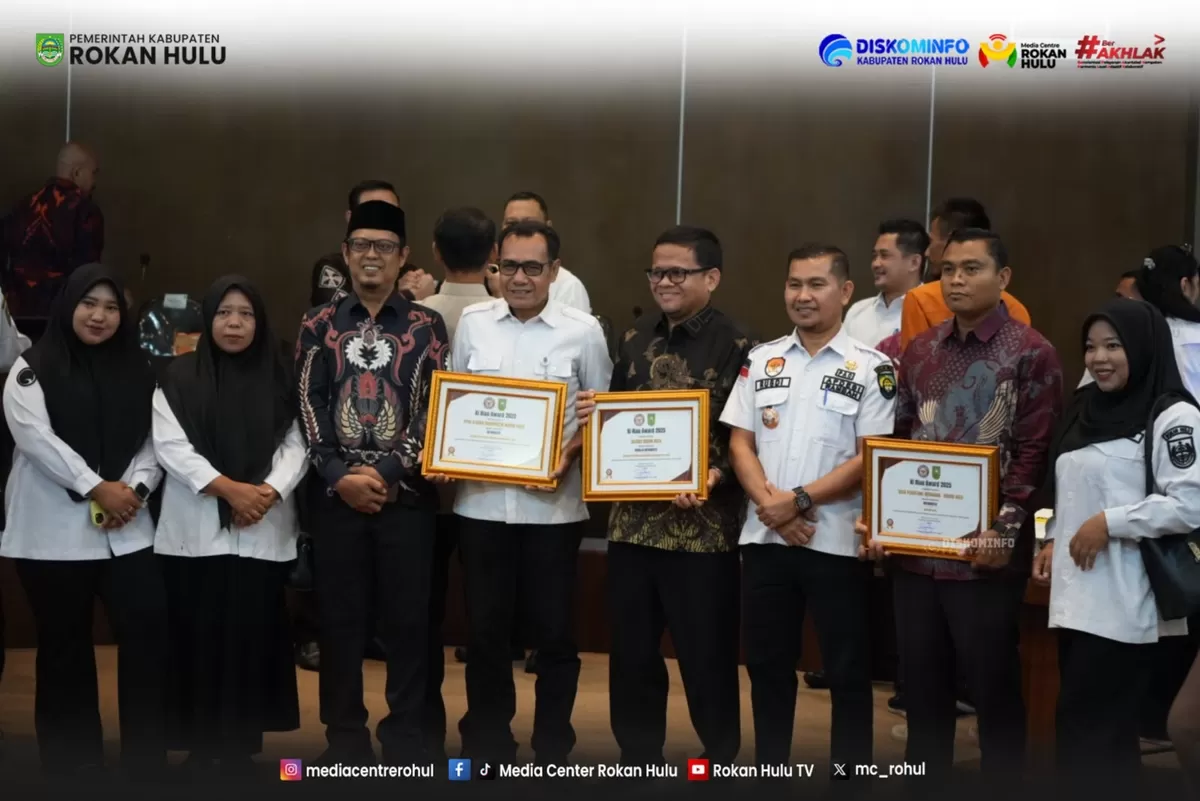 Foto Saat Acara PPID Kabupaten Rokan Hulu Kembali Raih Predikat Informatif, Sabet Tiga Penghargaan pada KI Award Riau 2025 (Diskominfo Rohul )