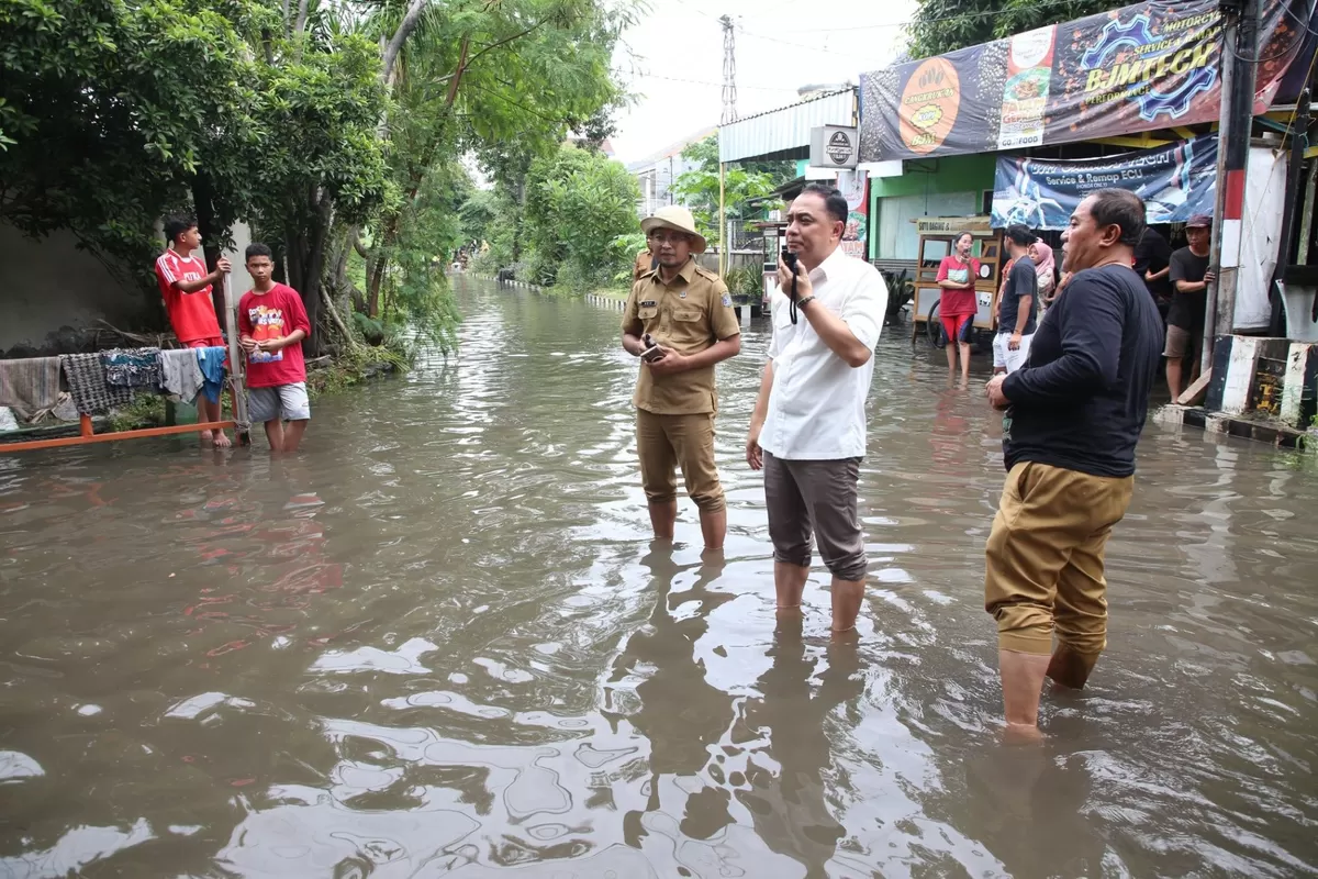 Wali Kota Surabaya Eri Cahyadi saat meninjau wilayah Banjir. (Dok. Surabaya.go.id) 