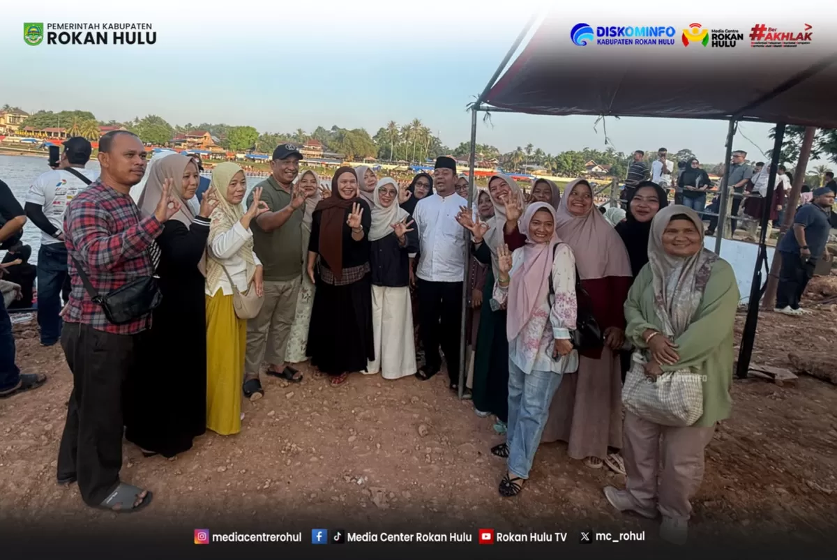 Foto Bupati Anton, Wakil Bupati Syafaruddin Poti bersama Ketua TP PKK Dan Ketua GOW, Saat Sampai Di Kuansing MTQ  Provinsi Riau 2027  (Diskominfo Rohul )