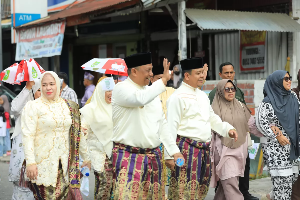 Foto:Meski Di Terik Mata, Bupati Anton, Wabup Syafaruddin Poti Dan Ribuan Kafilah Rohul Semangat Pawai Ta'aruf MTQ ke-XLIV tingkat Provinsi Riau.  (Diskominfo Rohul )