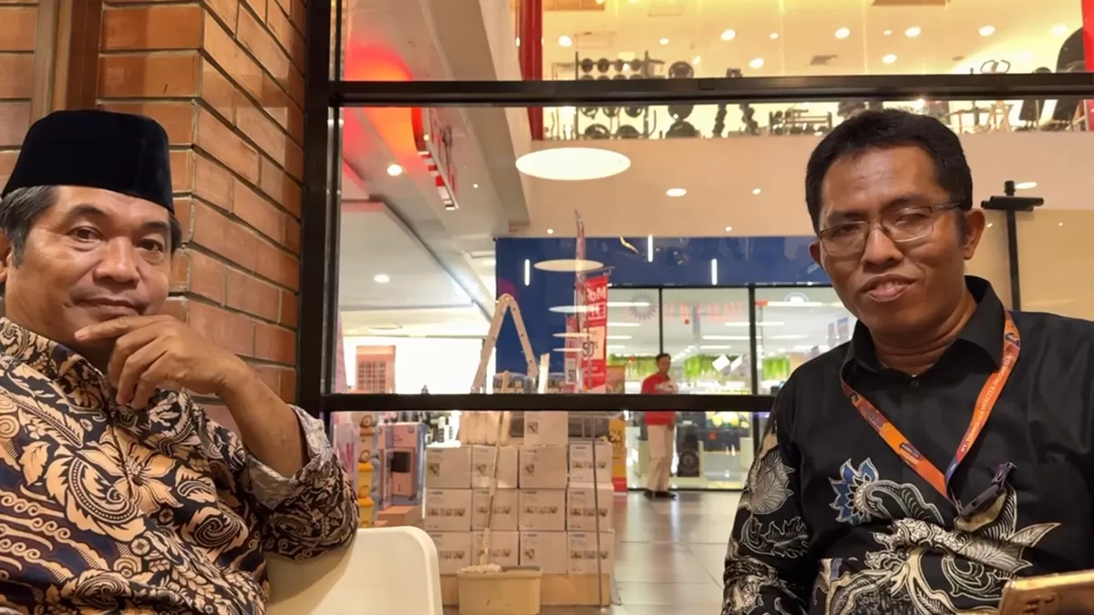 Ahmad Fauzi (Ray Rangkuti) Aktivis 98 sekaligus pengamat politik, ketika berbincang-bincang dengan Tiarsin (Sakera) Redaktur Pelaksana PT Media Nawacita Indonesia (MNI), di Green Terrace Taman Mini.  (FSM Nawacita)