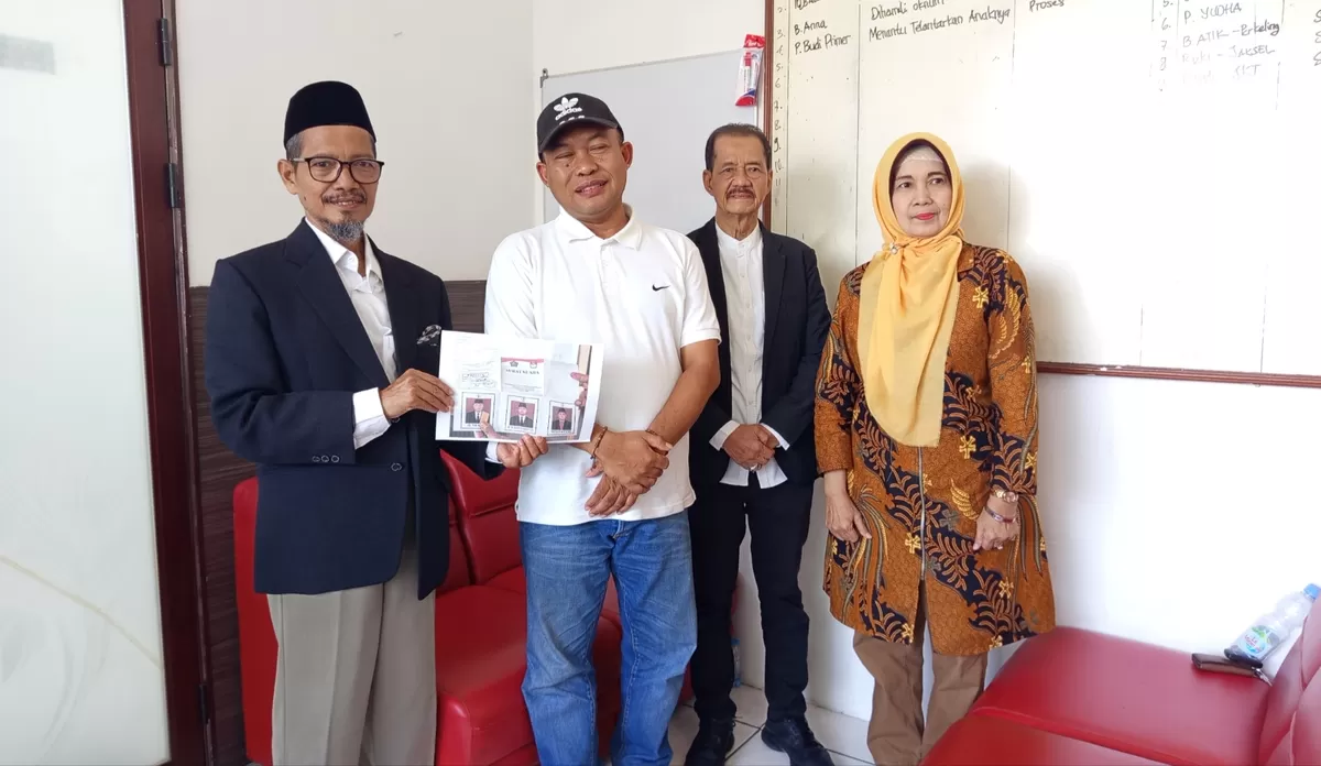 Calon Kepala Desa nomor urut 2, H. Mochammad Zainul Abidin, S.T. (kedua dari kiri) bersama tim kuasa hukumnya