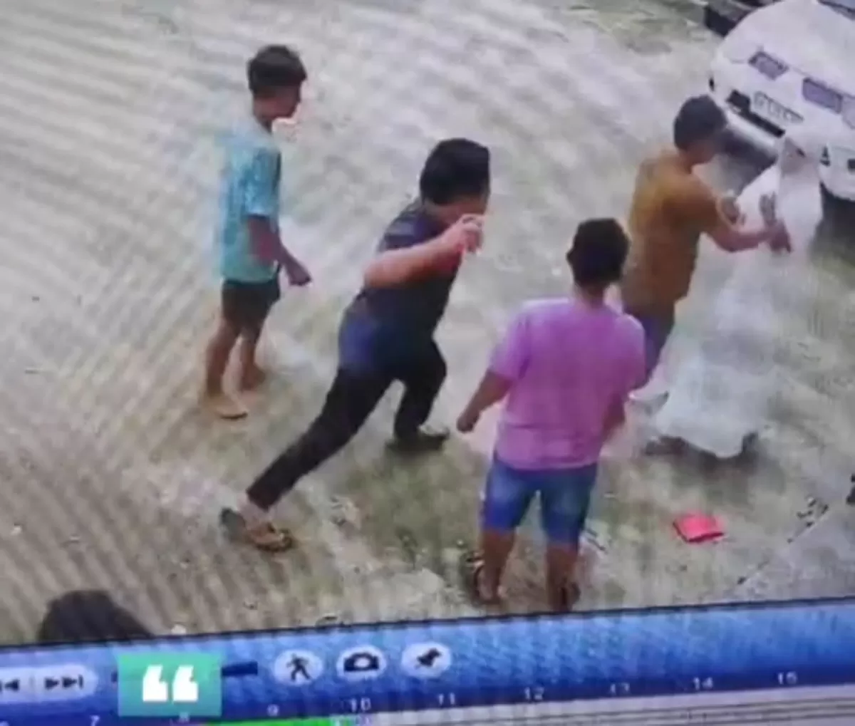 RDP ketika melakukan pemukulan terhadap Rosliana Daulay (Rekaman CCTV)