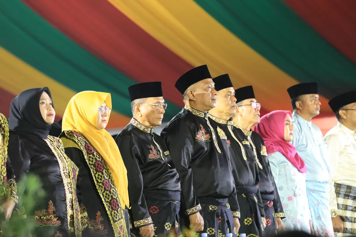   Foto Berbusana Bercorakkan Melayu Emas, Bupati Anton Bawa Semangat Rokan Hulu Siap Sukseskan Tuan Rumah Musabaqoh Tilawatil Qur'an Provinsi Riau ke-45 (Diskominfo Rohul )