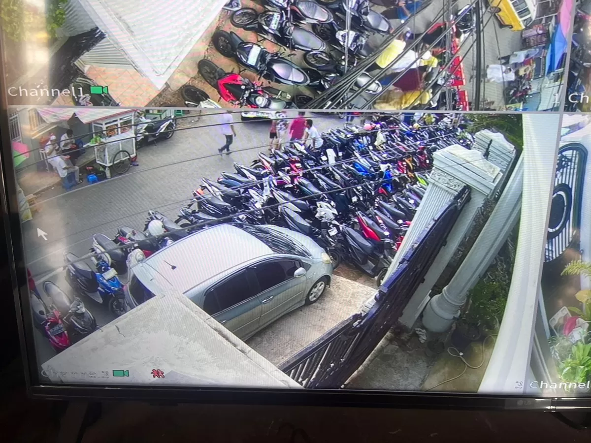 Rekaman CCTV parkiran yang berada tepat di depan gerbang pemilik rumah (Istimewa)