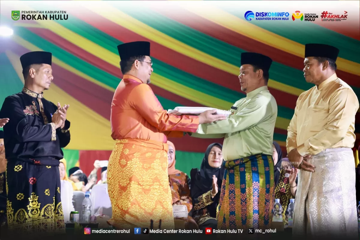 Foto Wakil Bupati Syafaruddin Poti Terima Bendera MTQ Provinsi Riau Untuk Tuan Rumah Rokan Hulu Tahun 2027 (Diskominfo Rohul )